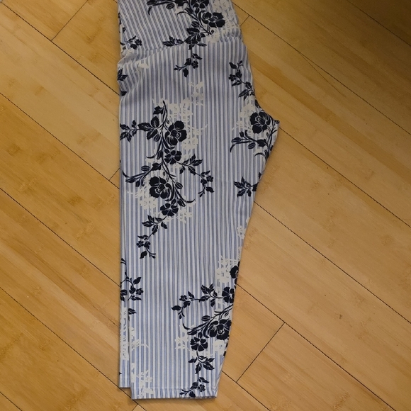 2 Pairs of Suavé Women's Capri Leggings - Picture 2 of 3